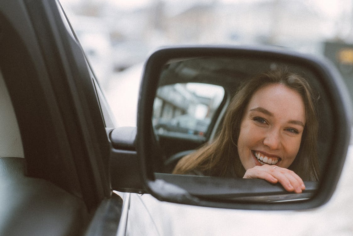 Mujer Sonriente, Reflexión, En, Vehículo, Espejo Lateral