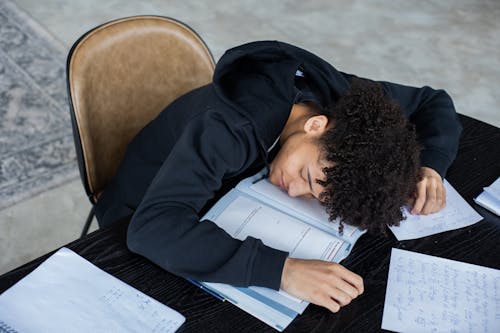 Fotos de stock gratuitas de aburrido, académico, acostado