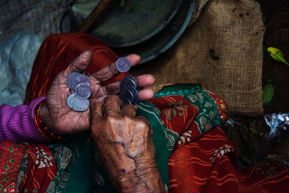 Persona Sosteniendo Monedas